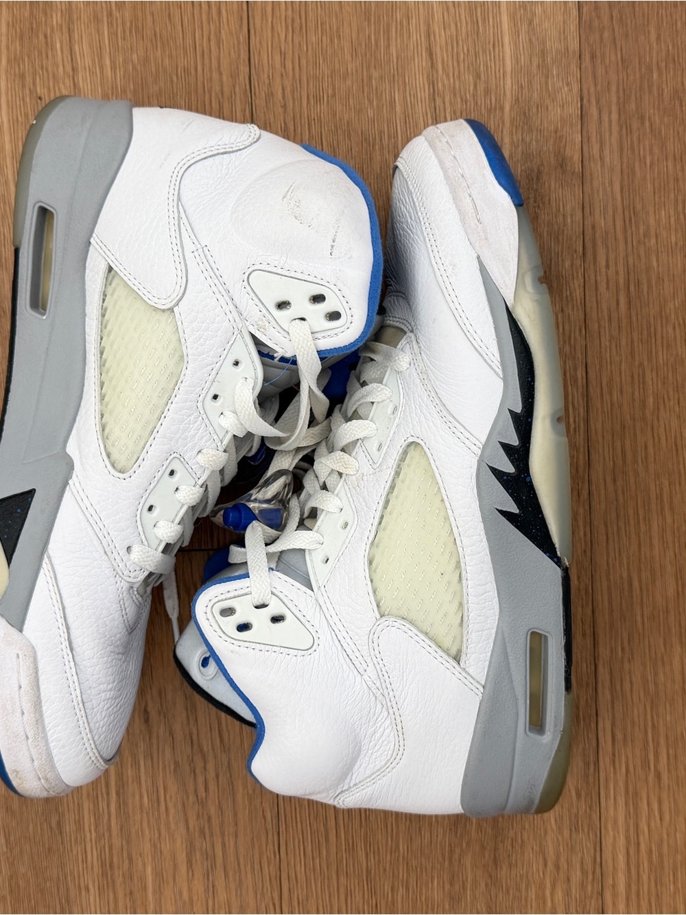 Jordan Men’s White Gray Blue Retro Sneakers